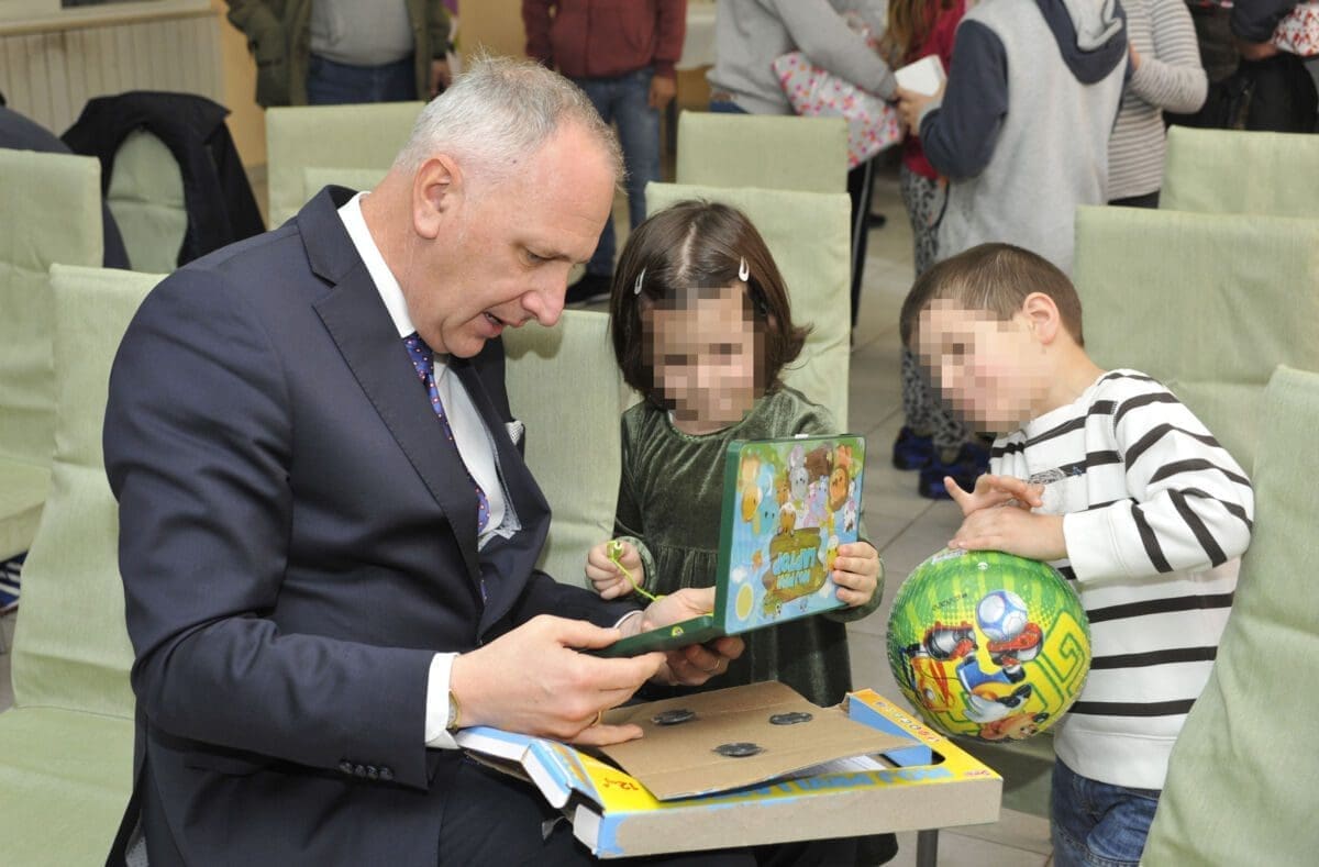 Krstulović Opara sa zakladom “Hrvatska za djecu” posjetio Dječji dom Maestral i podijelio djeci posebne poklone