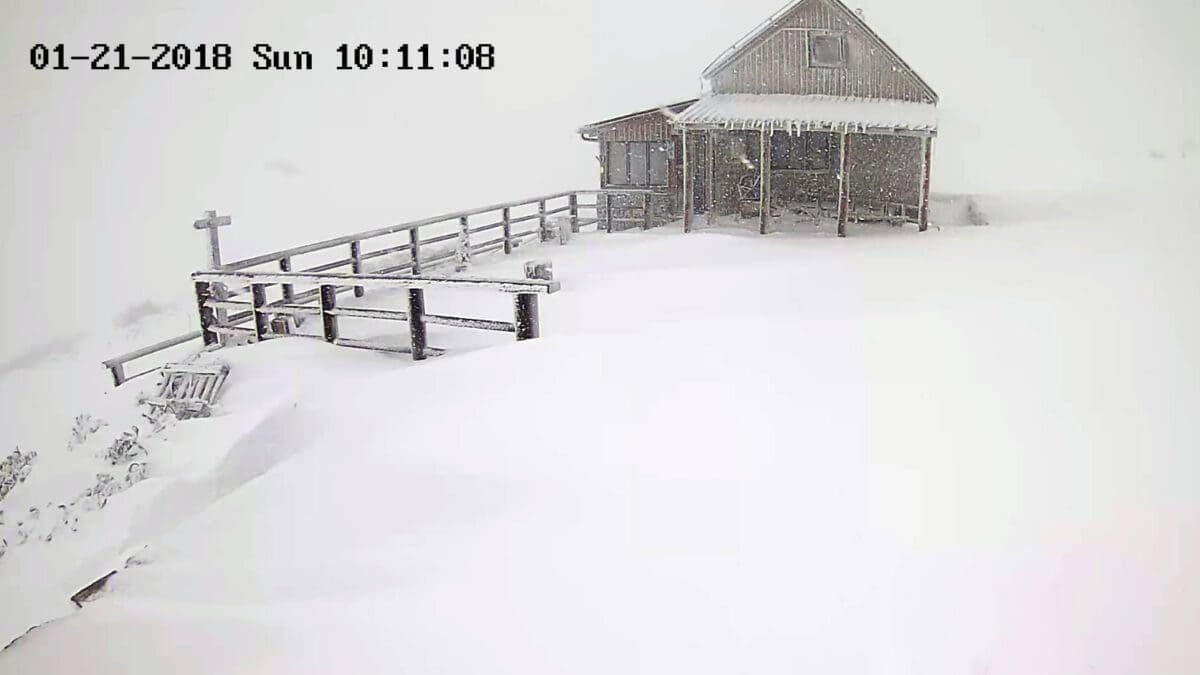 Snijeg zatrpao više dijelove Zagore, večeras problemi u prometu zbog tramontane s udarima preko 100 km/h