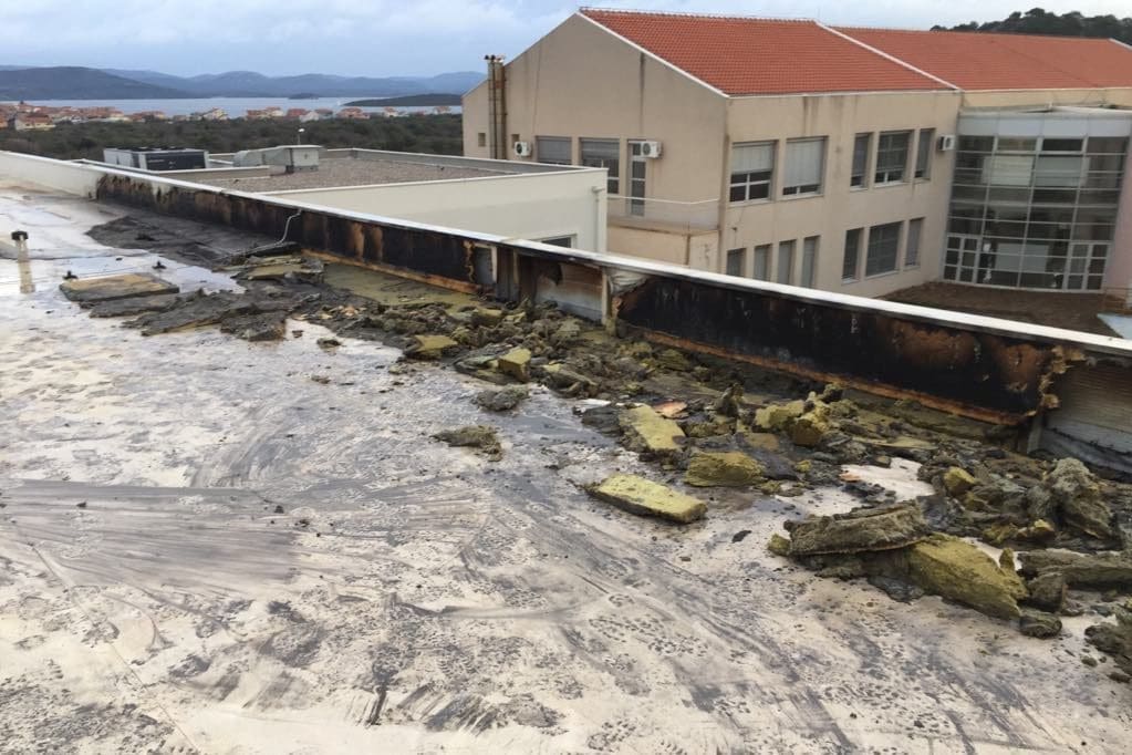 Ispalio signalnu raketu pa zapalio krov školske zgrade!