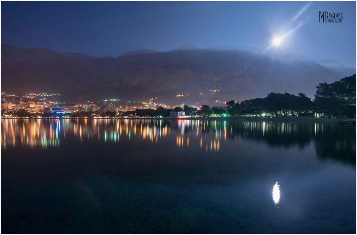 Čarobno makarsko predvečerje: Bonaca na moru i izlazak punog Mjeseca iznad Biokova