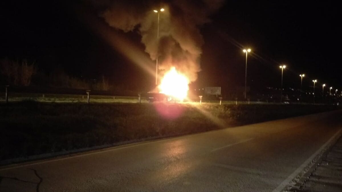 Vatra progutala automobil na brzoj cesti Solin-Kaštela