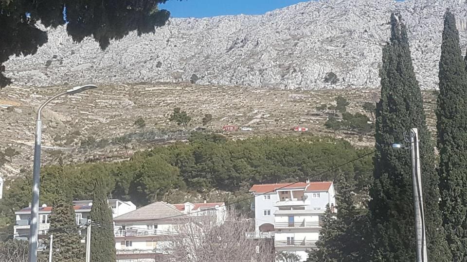 Požar iznad Dugog Rata saniran brzom intervencijom vatrogasaca