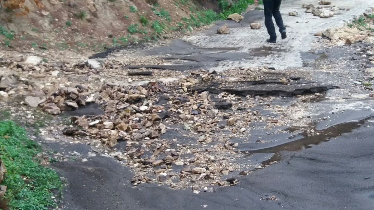 Obilna kiša oštetila prometnice na Privoru, stanovnici tijekom jutra uklanjali zemlju i kamenje