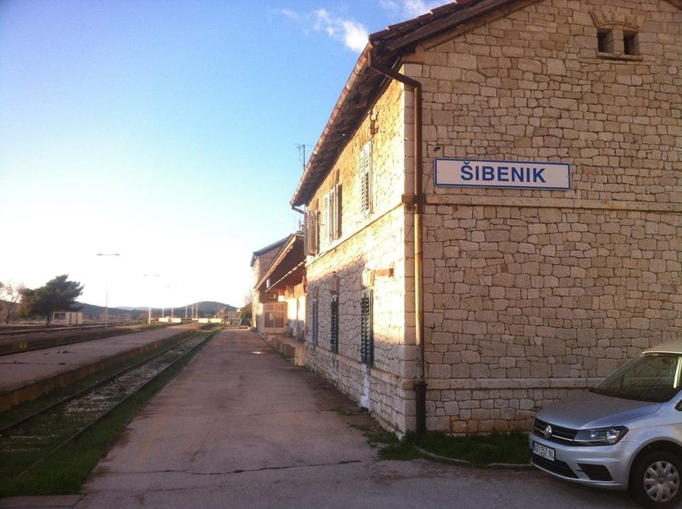 KATASTROFALNO STANJE WC-A NA ŽELJEZNIČKOM KOLODVORU U ŠIBENIKU "Urin iz pisoara direktno se slijeva na noge"