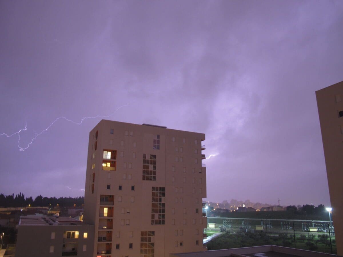 Munje noćas parale nebo nad Splitom, lokalno pale nove obilne oborine