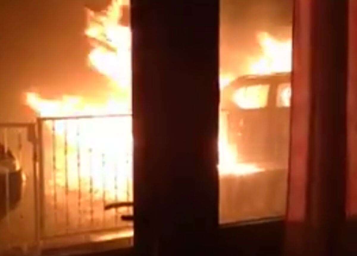 DONOSIMO SNIMKU Pogledajte podmetnuti požar na Križinama u kojem su izgorjela tri automobila