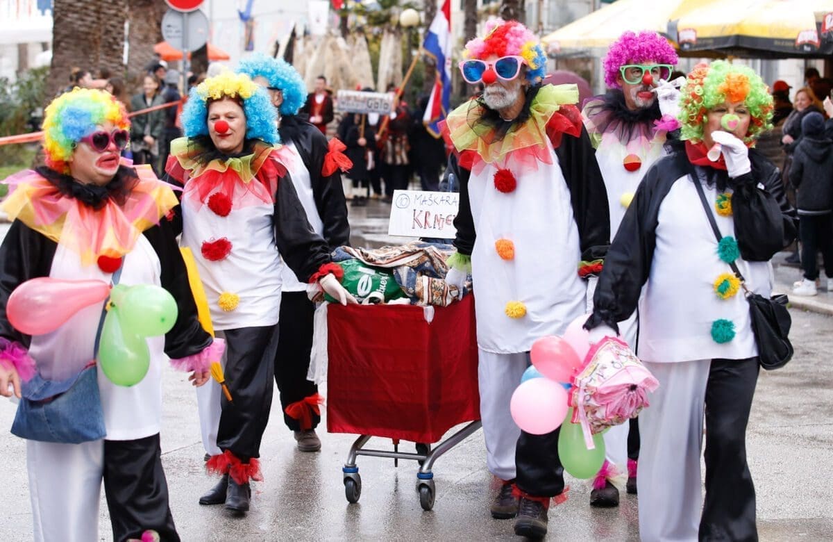 KREĆE MAŠKARANO LUDILO U KAŠTELIMA Maškare preuzimaju ključeve grada i planiraju veliku feštu