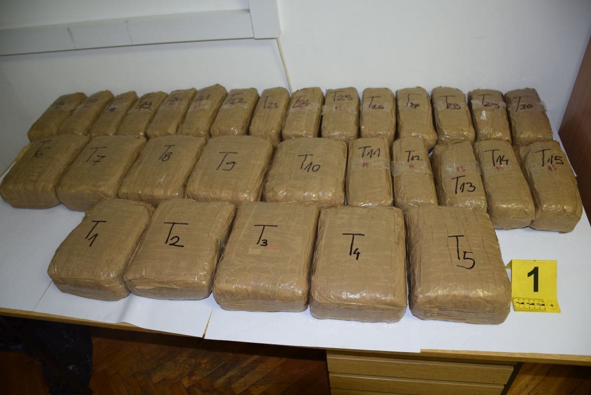 Otac i sin "pali" s 22 kilograma marihuane na omiškom području