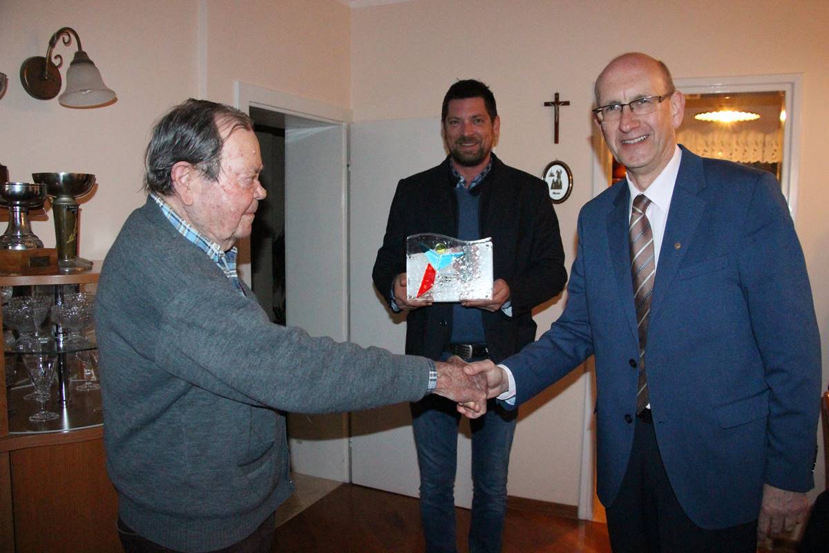 Ispravljena nepravda: Načelnik Božo Lasić i Đino Kralj uručili priznanje Mihu Sturici