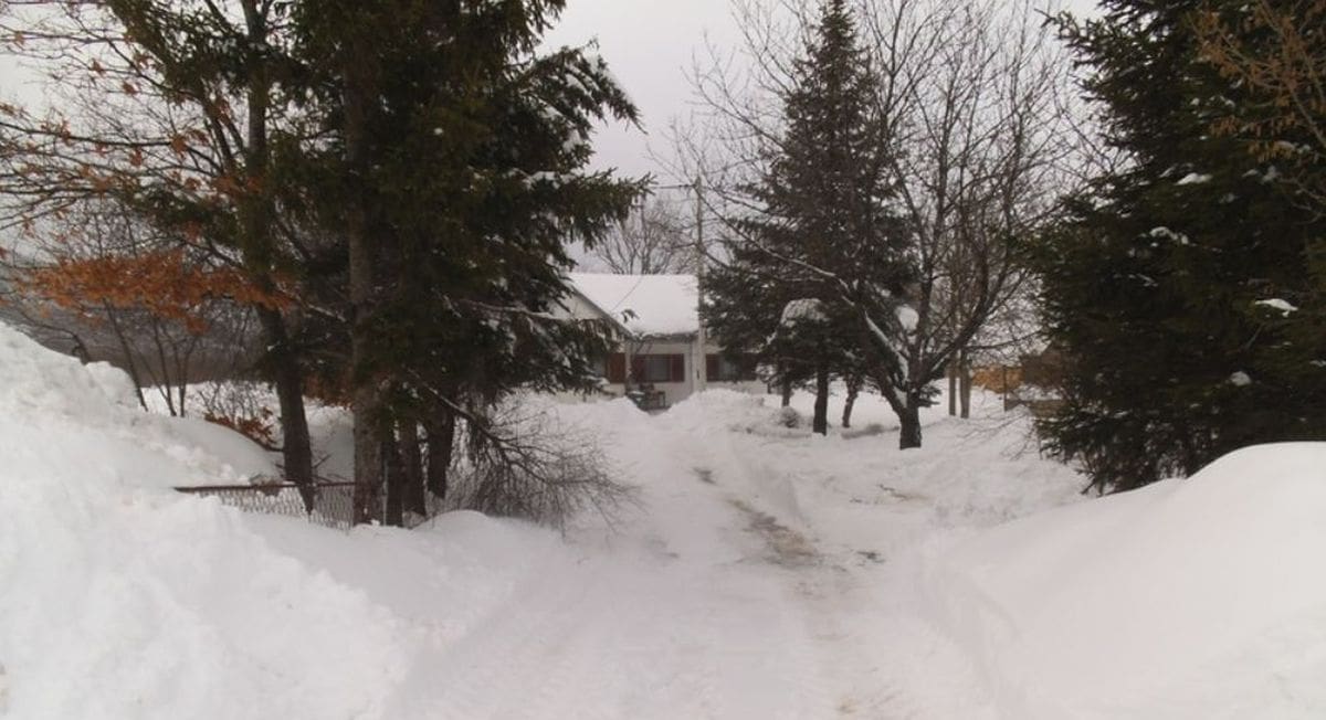 Policajci iz Gračaca stop palice zamijenili lopatama