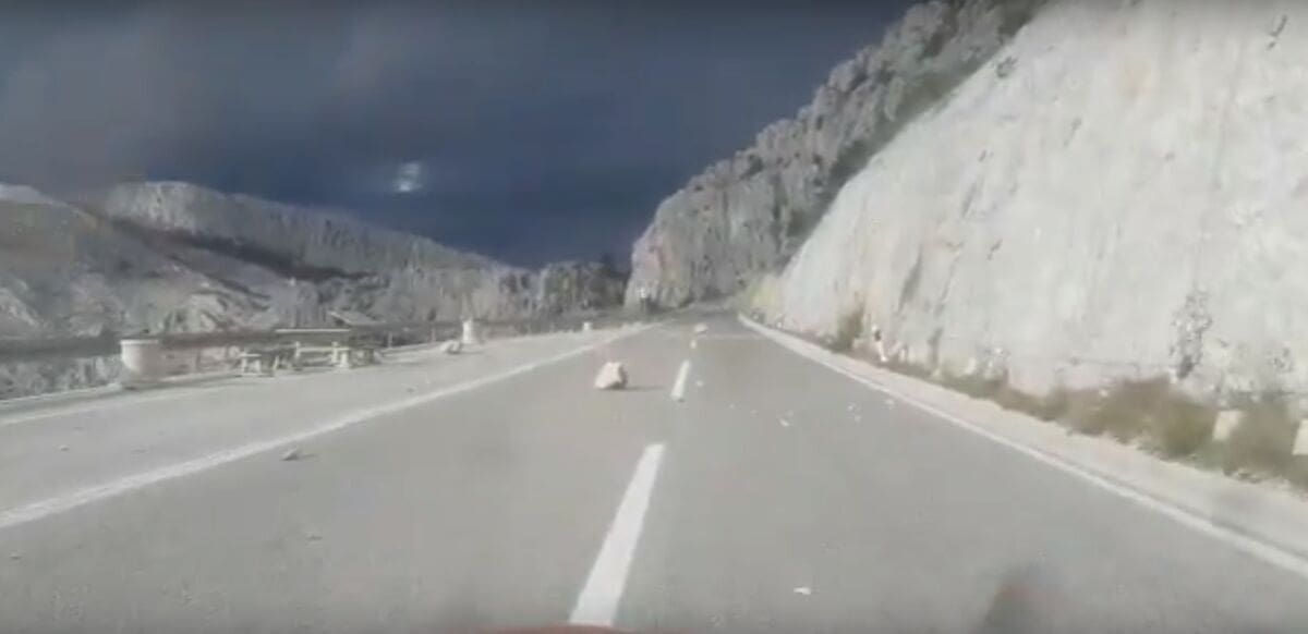 POGLEDAJTE POSLJEDICE Potres uzrokovao opasne odrone na Jadranskoj magistrali