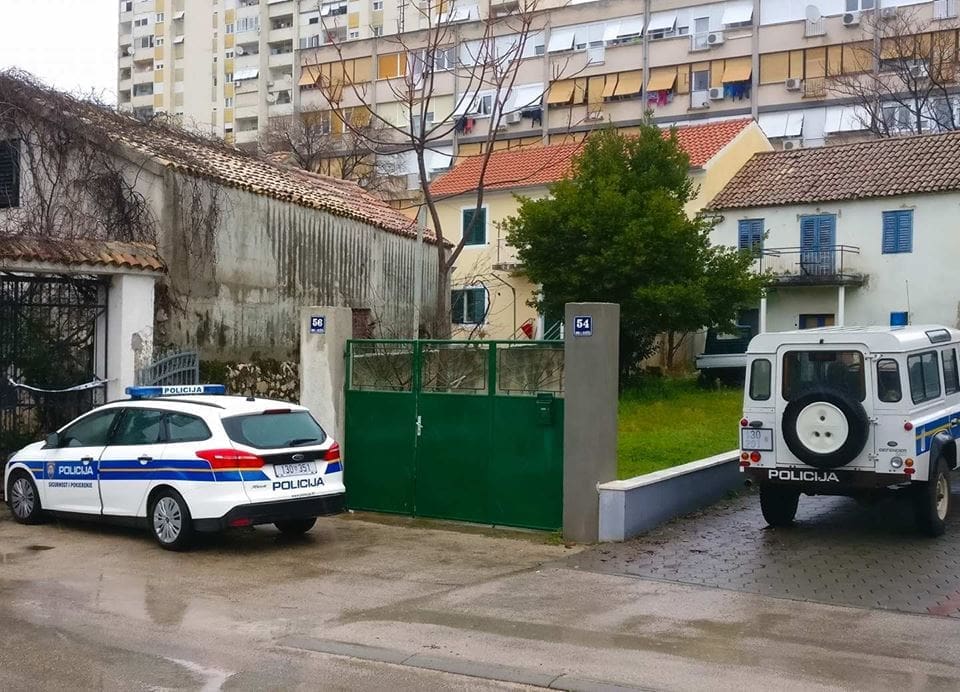 U dvorište šibenskog restorana bačena eksplozivna naprava