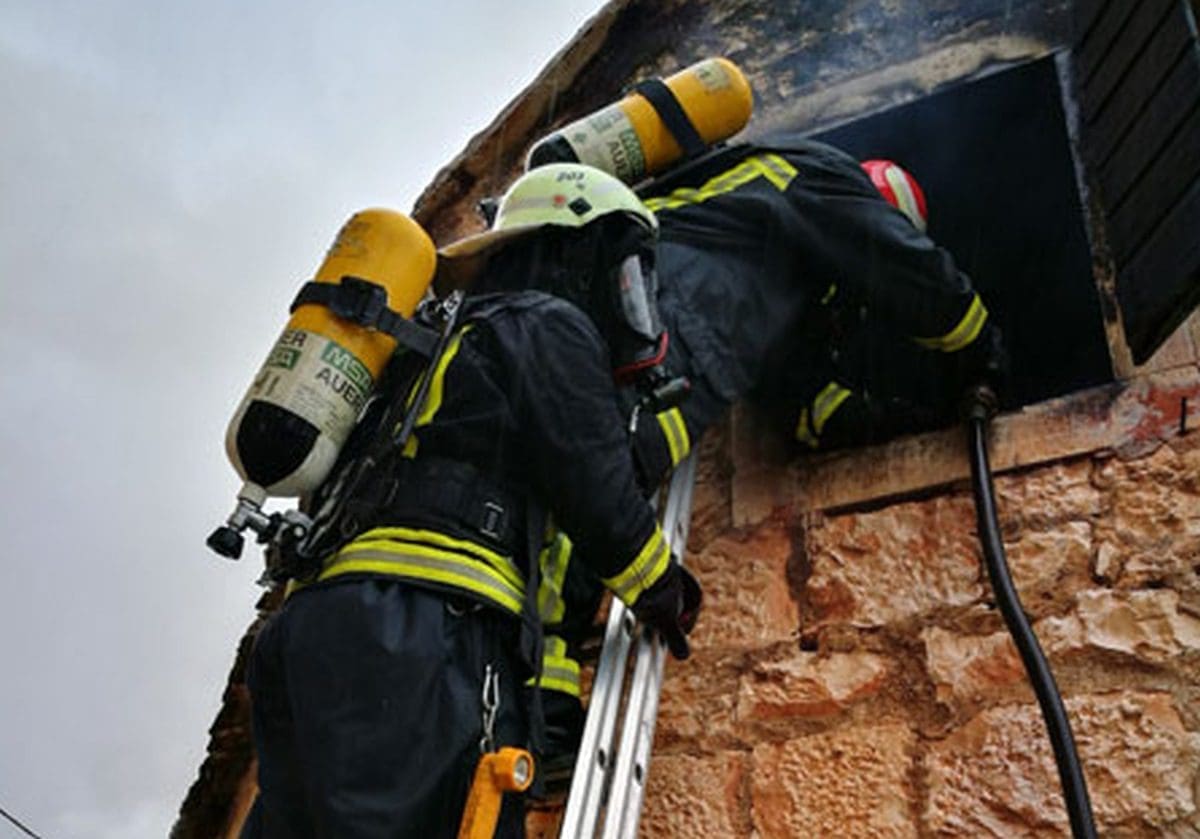 U potpunosti izgorjela obiteljska kuća na Braču: "Prijetila je opasnost da se požar proširi na staru gradsku jezgru"
