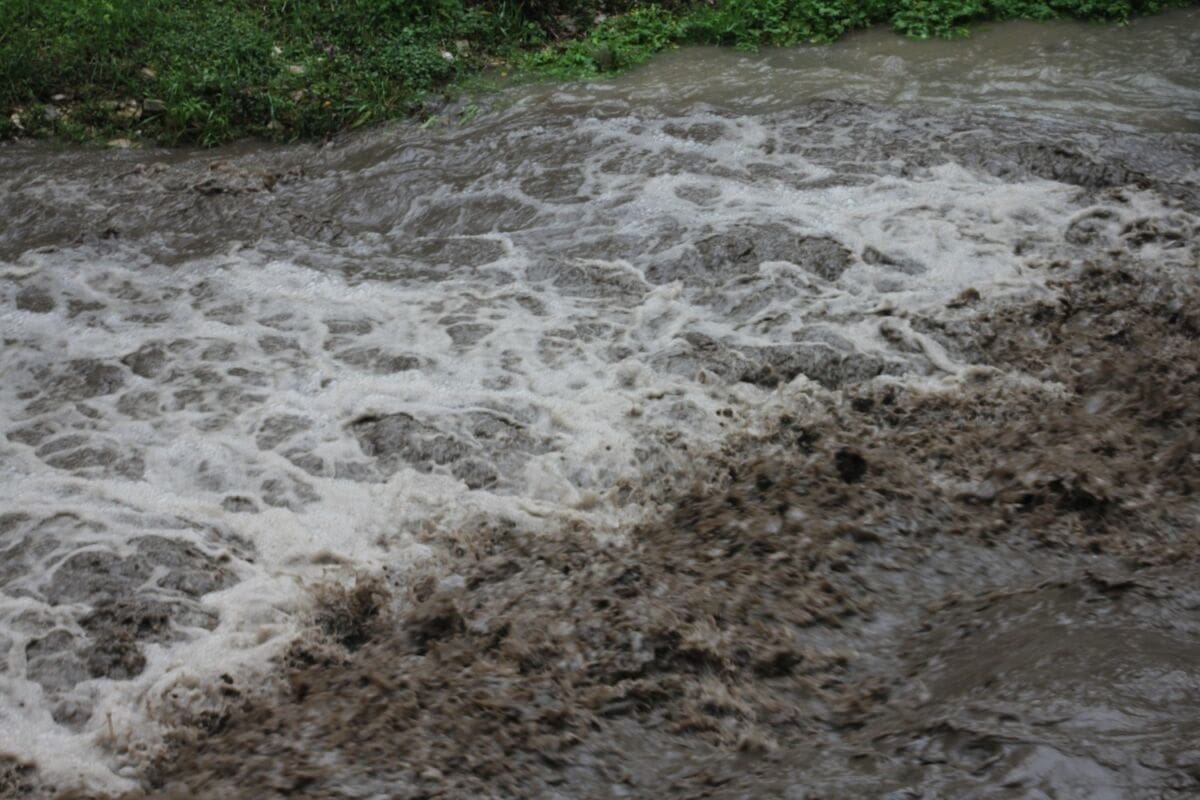 POVODANJ NA ISTOKU SPLITA Rijeka Žrnovnica pretvorila se u blato i mulj, vodostaj Jadra raste!