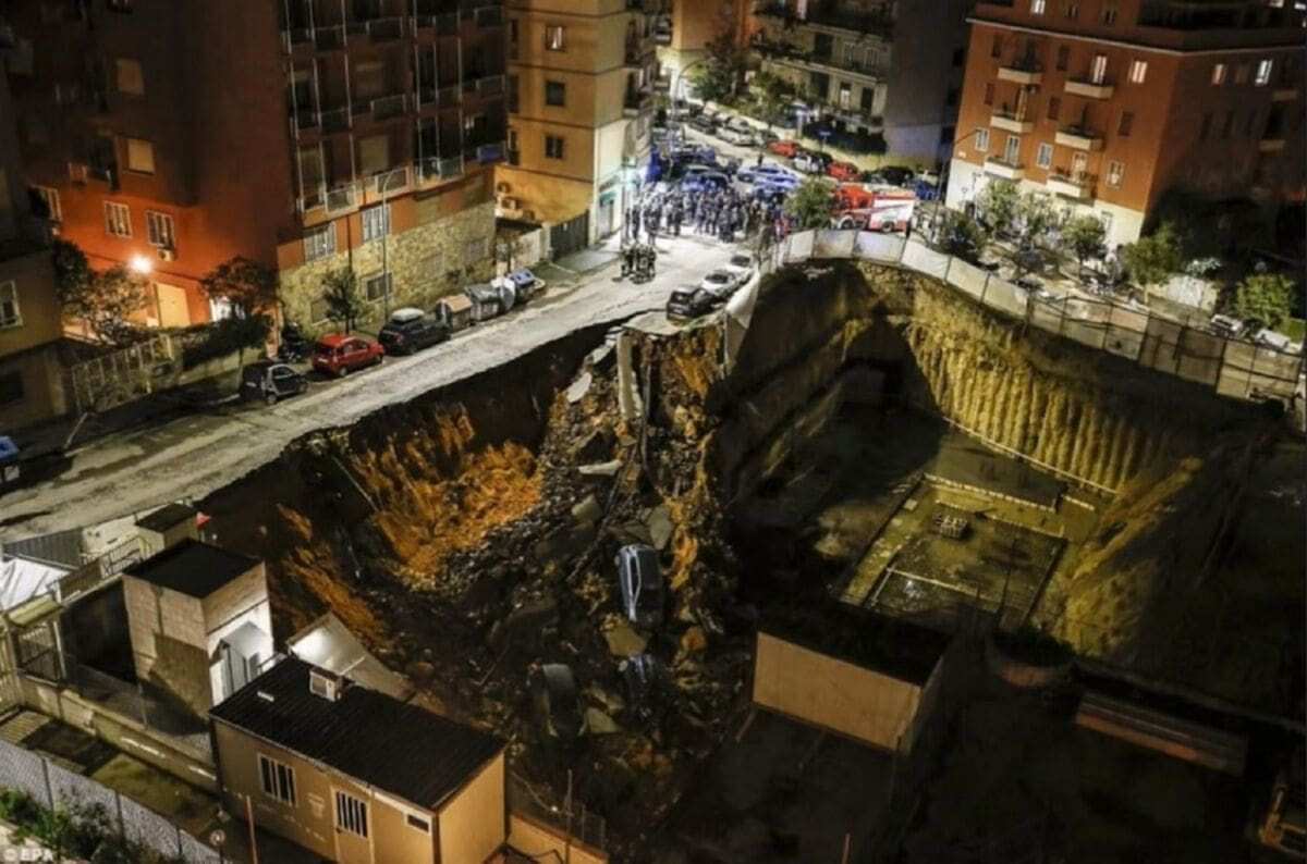 Rupa na ulici u Rimu "progutala" sedam automobila