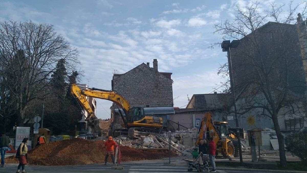 JOLLY GRADI POSLOVNI CENTAR U par sati srušena zgrada bivšeg kina Tesla u Šibeniku