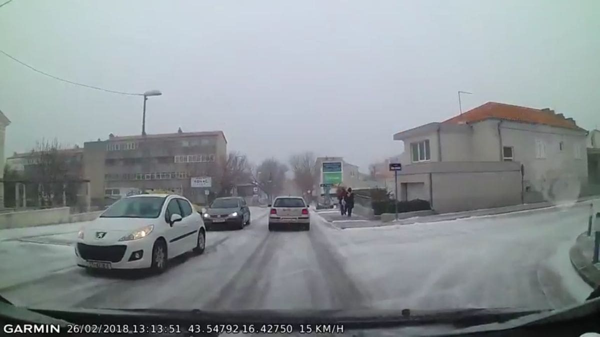 Snijeg izazvao kolaps na cestama Splita i okolice