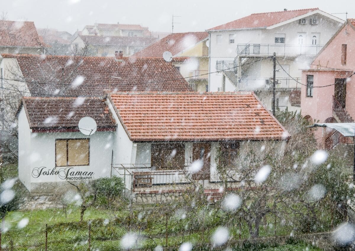 Snijeg nije zaobišao ni Kaštela: Pogledajte zimske prizore iz Kaštel Starog