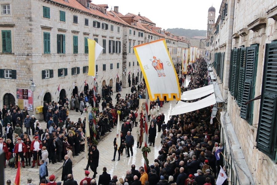 1046. FESTA Dvanaest (nad)biskupa u svečanoj procesiji na sv. Vlaha: "Budimo primjer žive vjere poput sv. Vlaha"