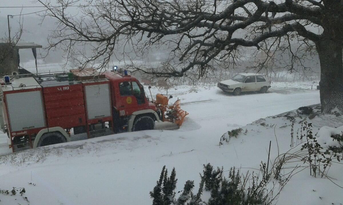Nanosi snijega u Dubravi do 20 centimetara, pogledajte kako ralica JVP-a Split čisti ceste