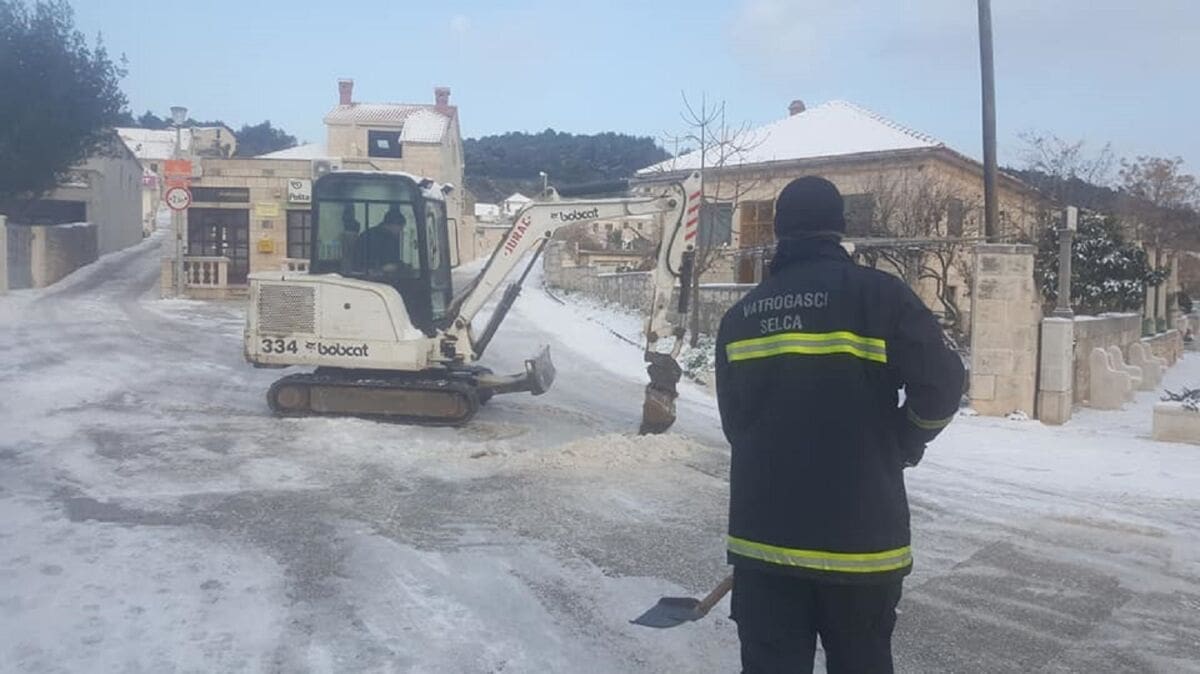 Vatrogasci iz DVD-a Selca potrošili 2.000 kilograma soli: Stanje na Braču normalizirano