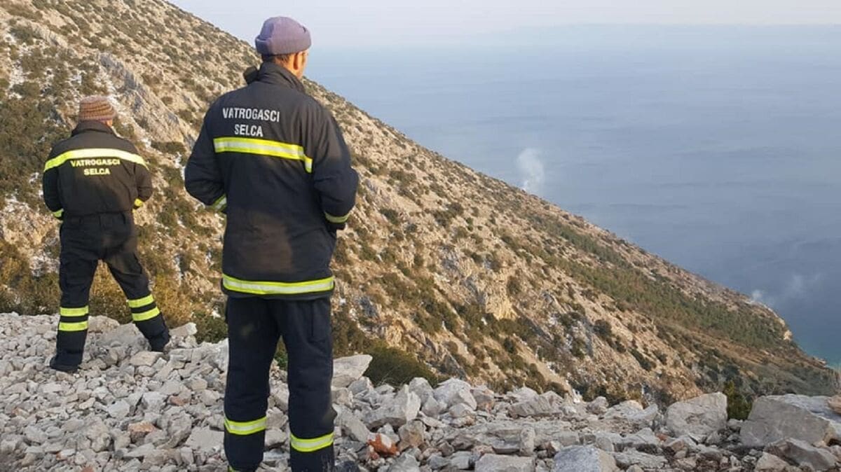 NAKON SNIJEGA - POŽAR Na Braču gorjelo na nepristupačnom terenu