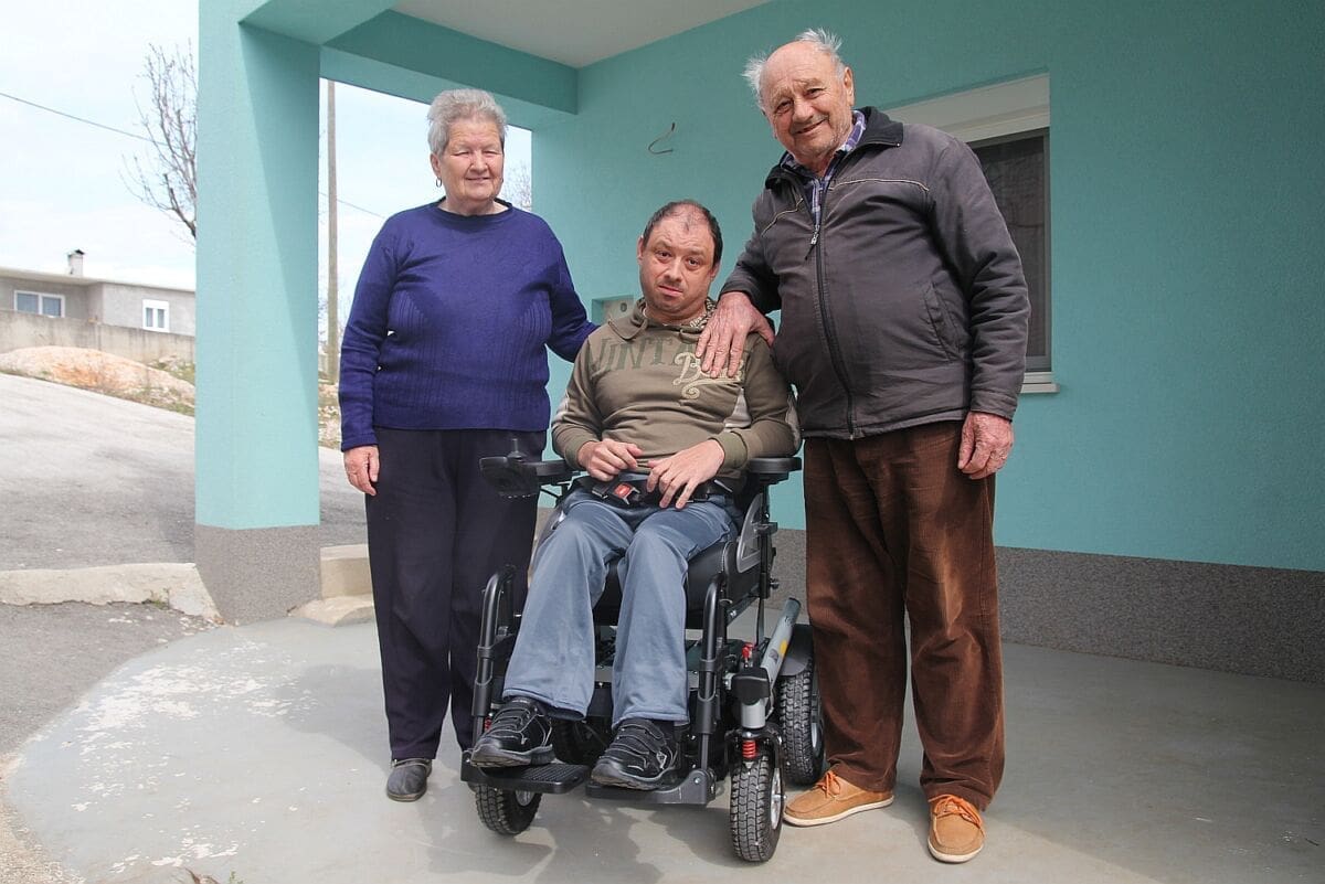 Donacija Općine Dugopolje koja će Denisu Rogošiću (43) i starim roditeljima bitno olakšati život