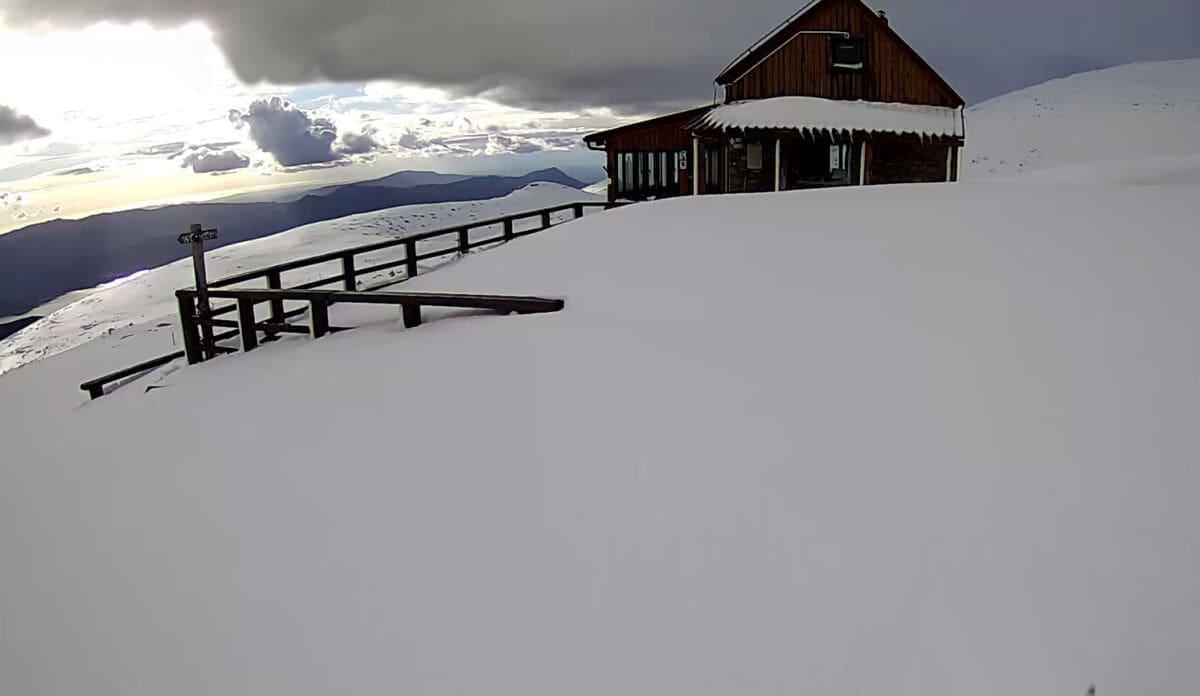 Veliki kontrasti u Dalmaciji: Obala do 19 stupnjeva, novi snijeg zatrpao planinske vrhunce Dalmacije