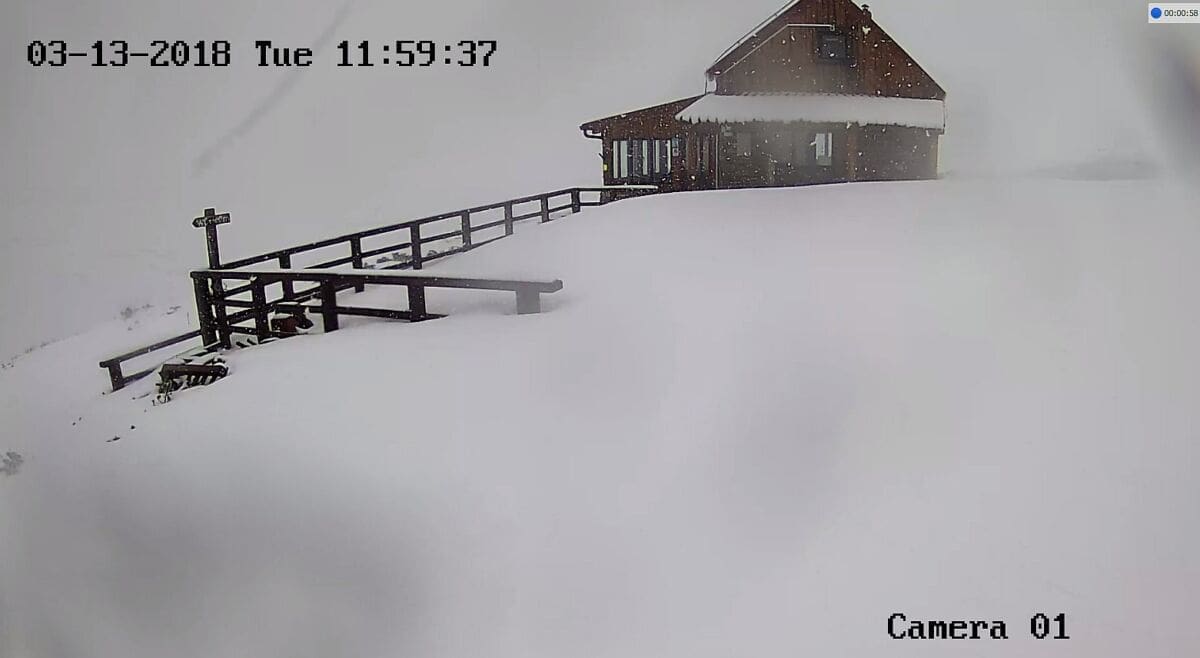 Dok u većini Dalmacije kiši, Kamešnicu i Dinaru ponovno zatrpao snijeg