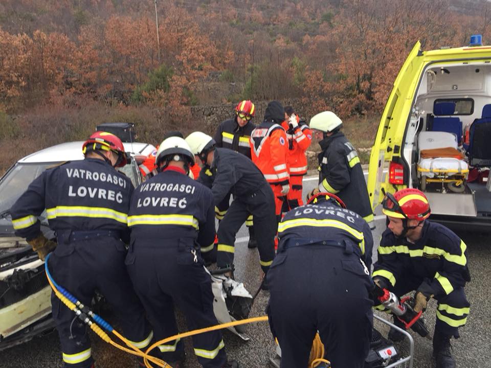 STRAVIČNA PROMETNA NESREĆA KOD IMOTSKOG Smrtno stradao jedan vozač, drugome se pruža liječnička pomoć