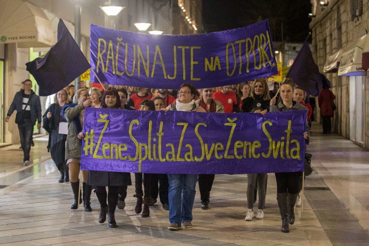 NI DRŽAVU NI BOGA BLIZU JAJNIKA MOGA Stotinjak okupljenih marširalo za prava žena