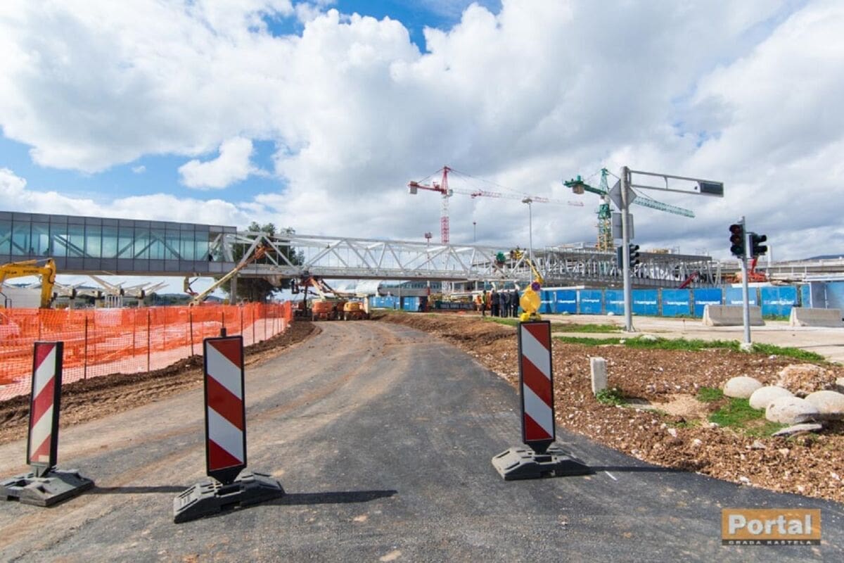 Radovi na pješačkom nathodniku u Kaštelima u punom jeku