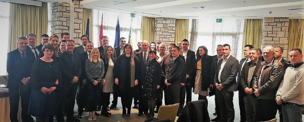 19 MILIJUNA KUNA ZA RAZVOJ OTOKA 40 ugovora za poboljšanje društvene, komunalne i gospodarske infrastrukture