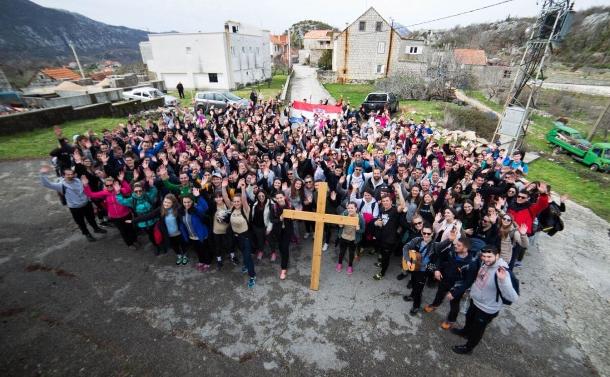 Usprkos upornoj kiši, 300 mladih sudjelovalo na 10. Planinarskom križnom putu