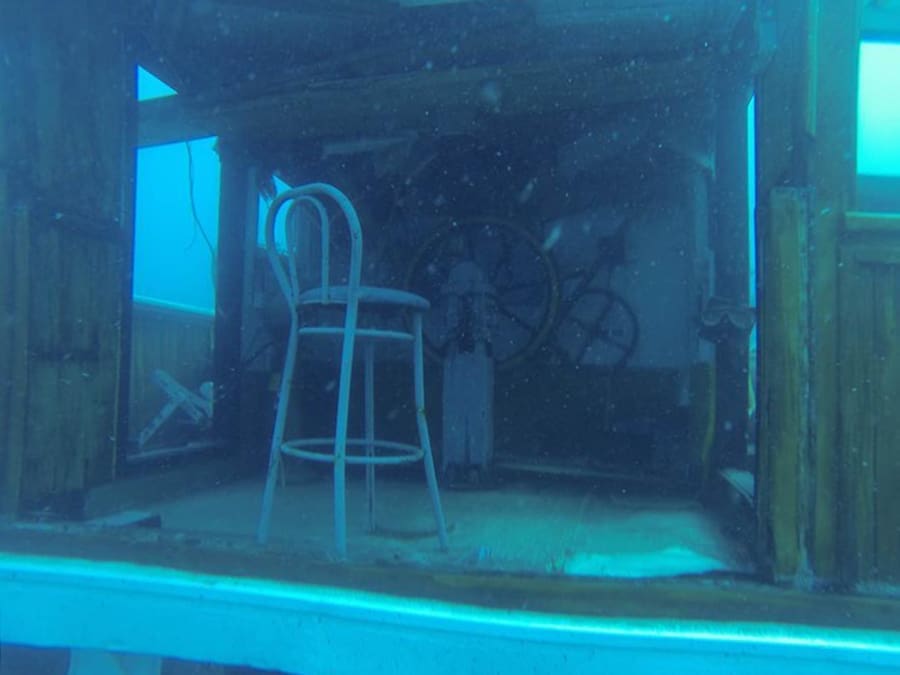 Kapetanova barska stolica još stoji pred kormilom Plavog Jadrana koji spava na dnu mora kod Prvića