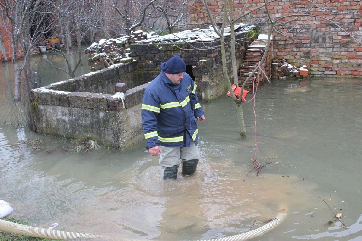 Do sada angažirano više od 1000 vatrogasaca u obrani od poplava