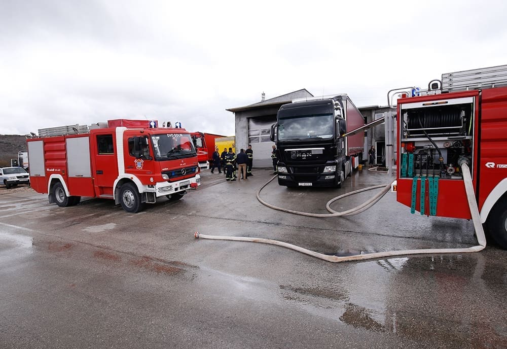 POŽAR U KONJSKOM Izgorjela garaža, oštećeno teretno vozilo, vatru gasilo pet društava
