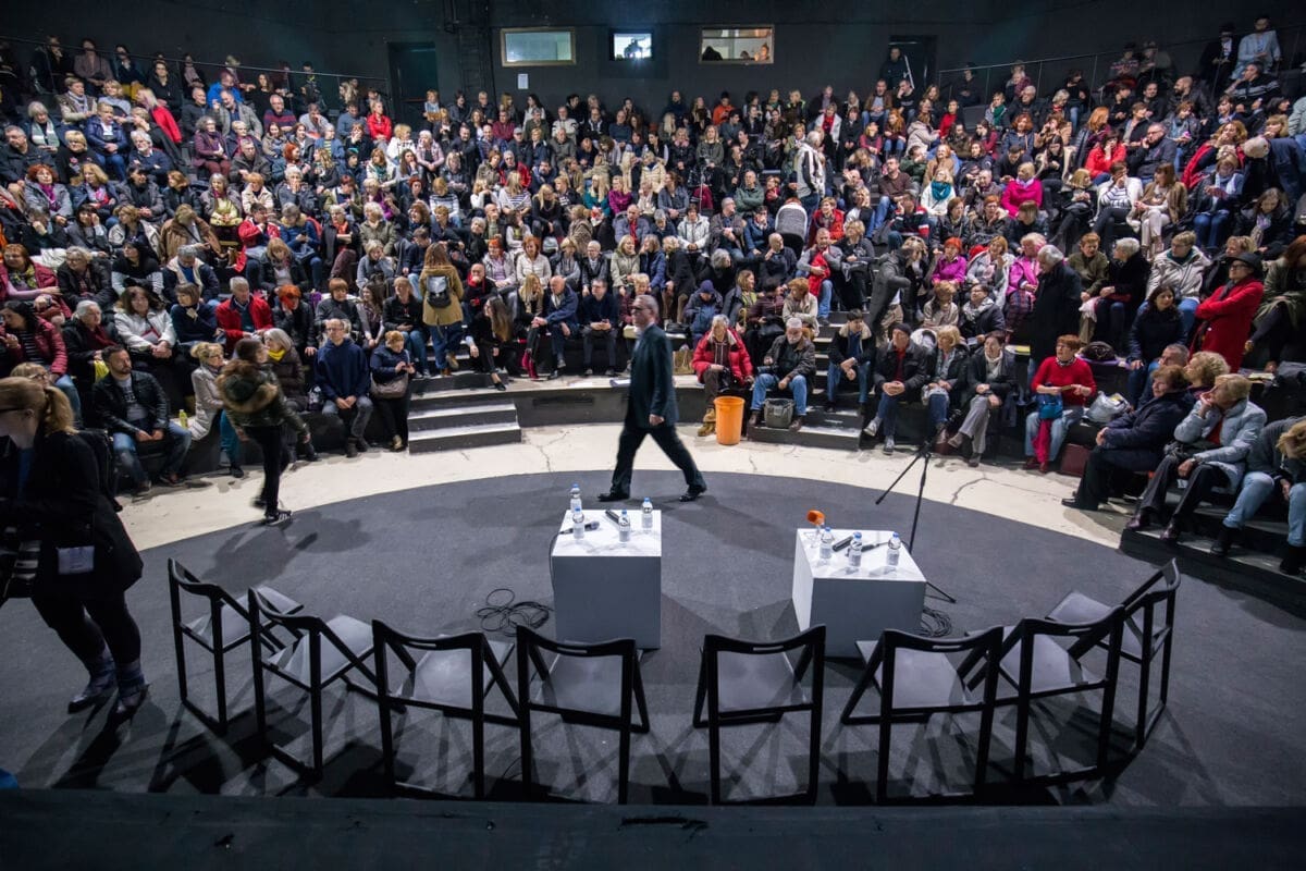 Prepun amfiteatar Doma mladih na otvaranju 12. Pričigina: Ovacije Tanji Mravak i njoj priči o sinjskoj djevojčici