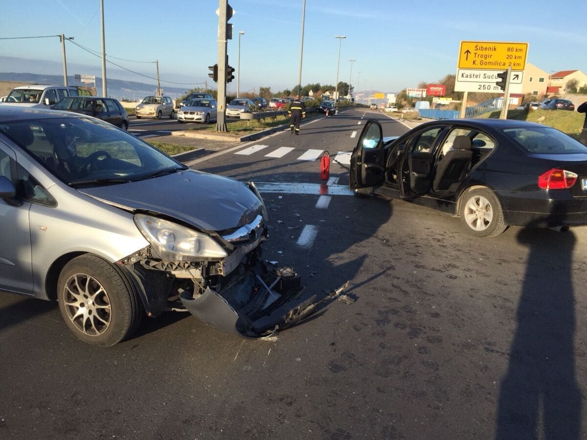 Trostruki sudar u Kaštelima: Četiri osobe ozlijeđene, nastale ogromne gužve
