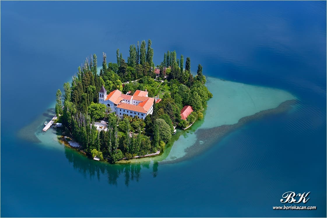 Kod Visovca se prevrnuo čamac sa četiri maloljetnika, jedan nije isplivao na otočić