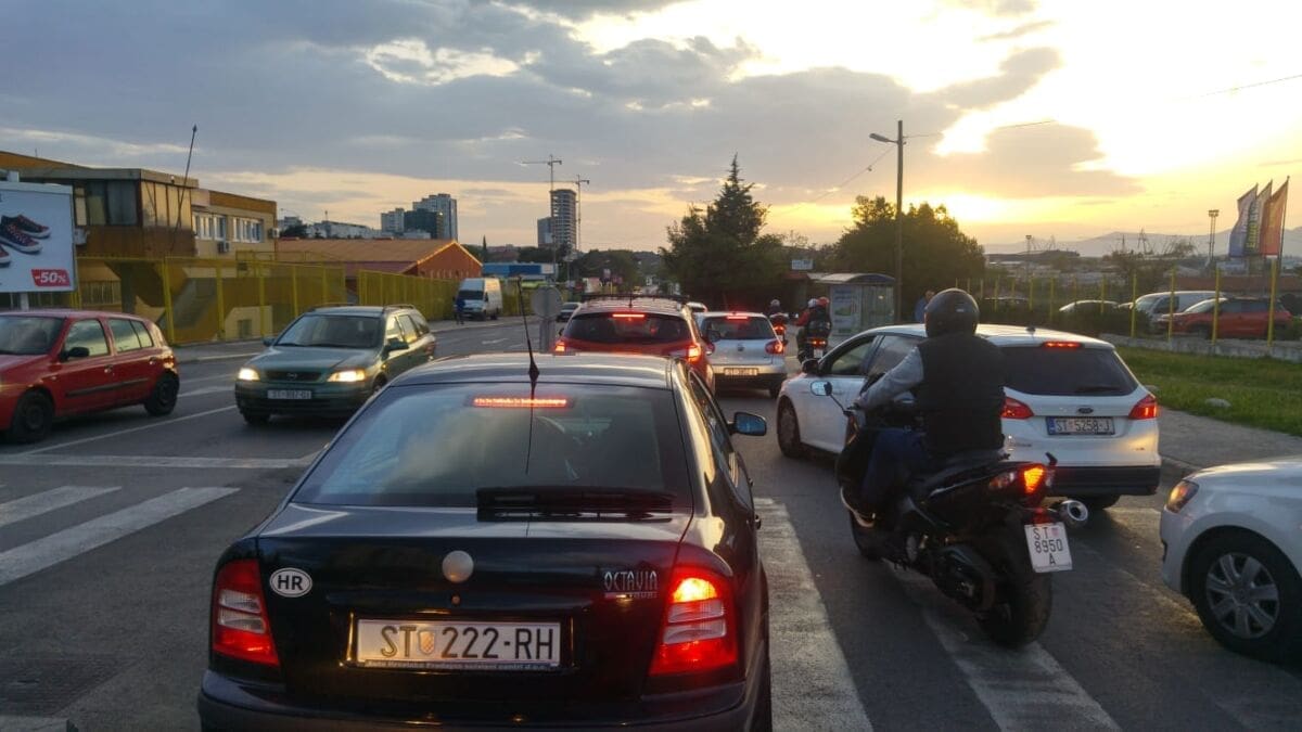 GUŽVA KAO DA JE UTAKMICA EUROPSKE LIGE: Kolone automobila se slijevaju na Poljud