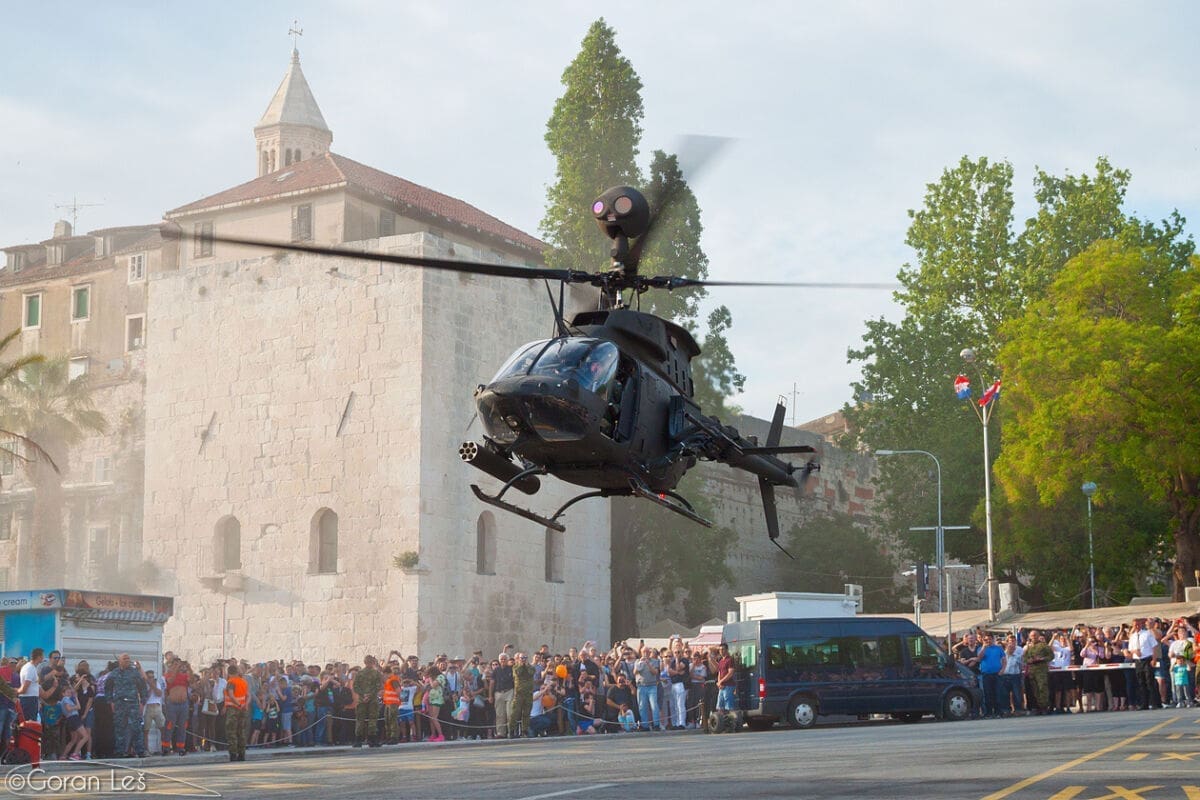 FASCINANTAN PRIZOR Stotine građana ispratilo Kiowa Warrior pri odlasku iz Splita