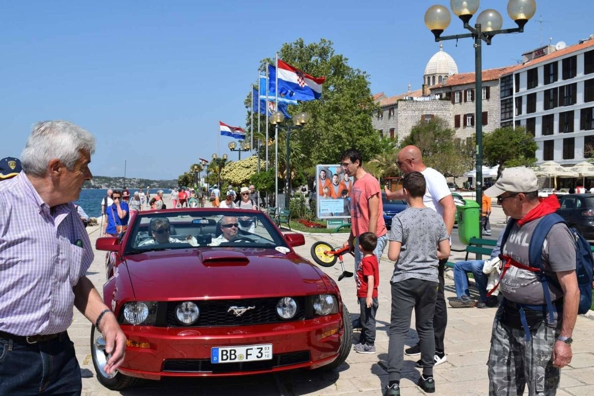 Sedam skupih 'pila' parkiralo se na šibensku rivu: Od Njemačke do Dalmacije nisu dobili kaznu, a u Šibeniku zamalo izbio incident čim su došli