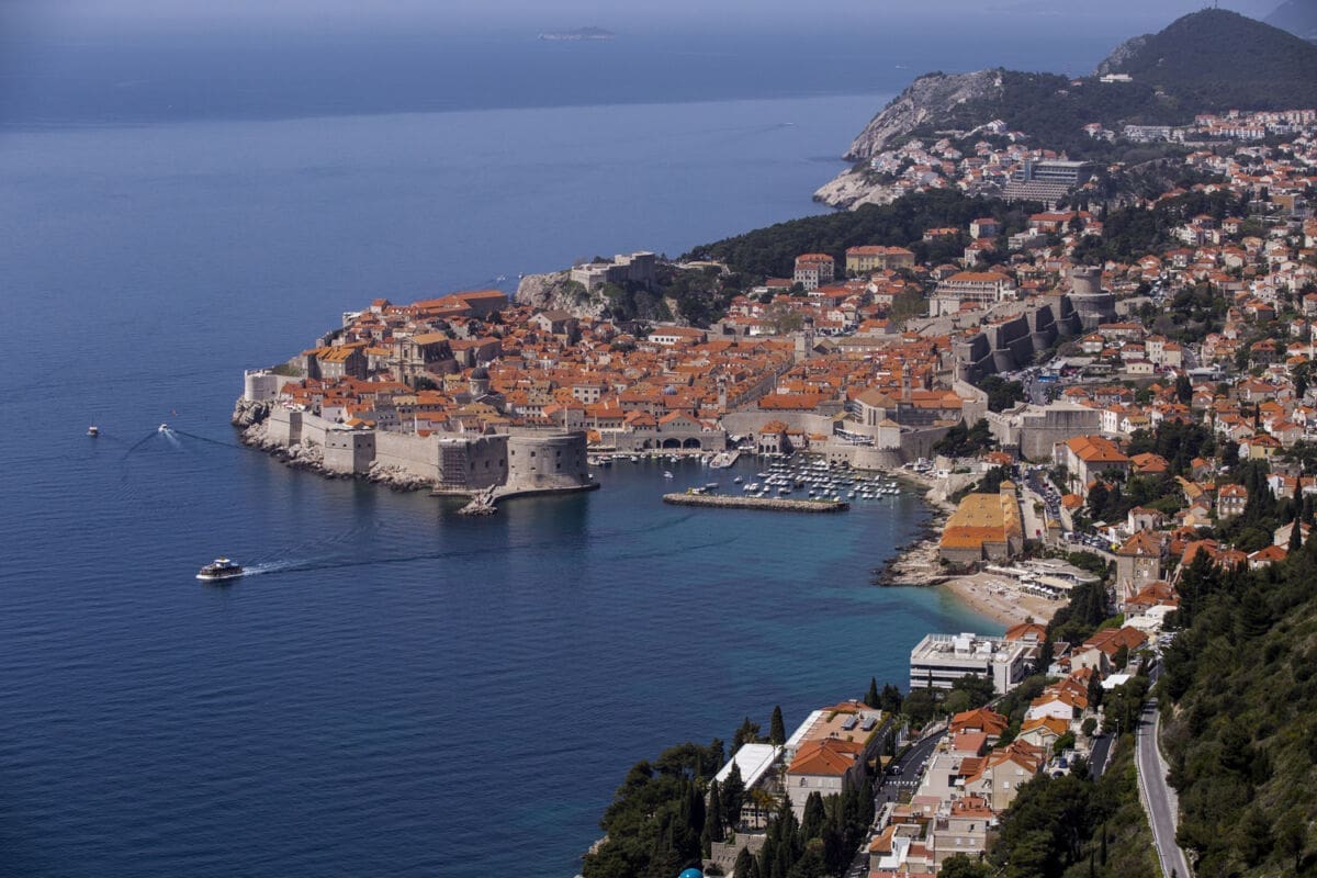 Crvena zastava na plaži u Dubrovniku, zabranjeno kupanje: "More jako smrdi"