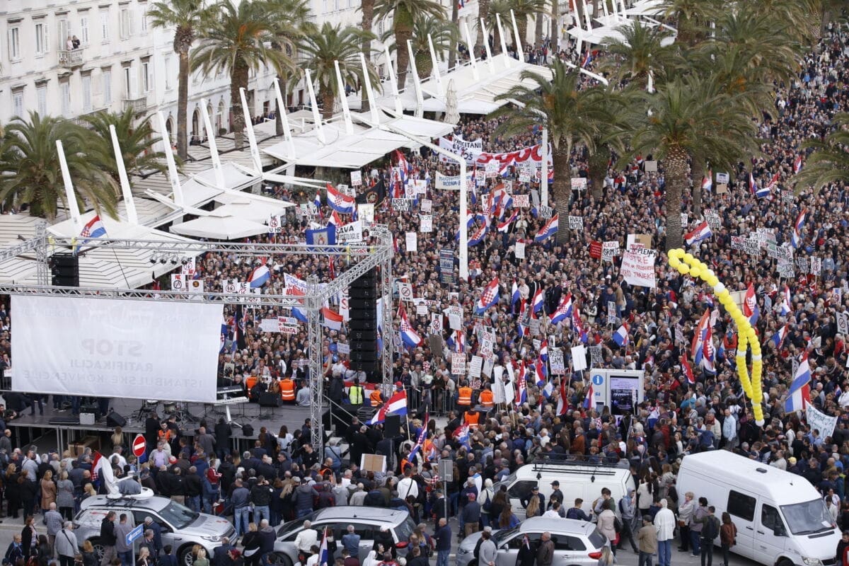 FOTOGALERIJA Prosvjednici protiv Istanbulske konvencije su ispunili splitsku Rivu