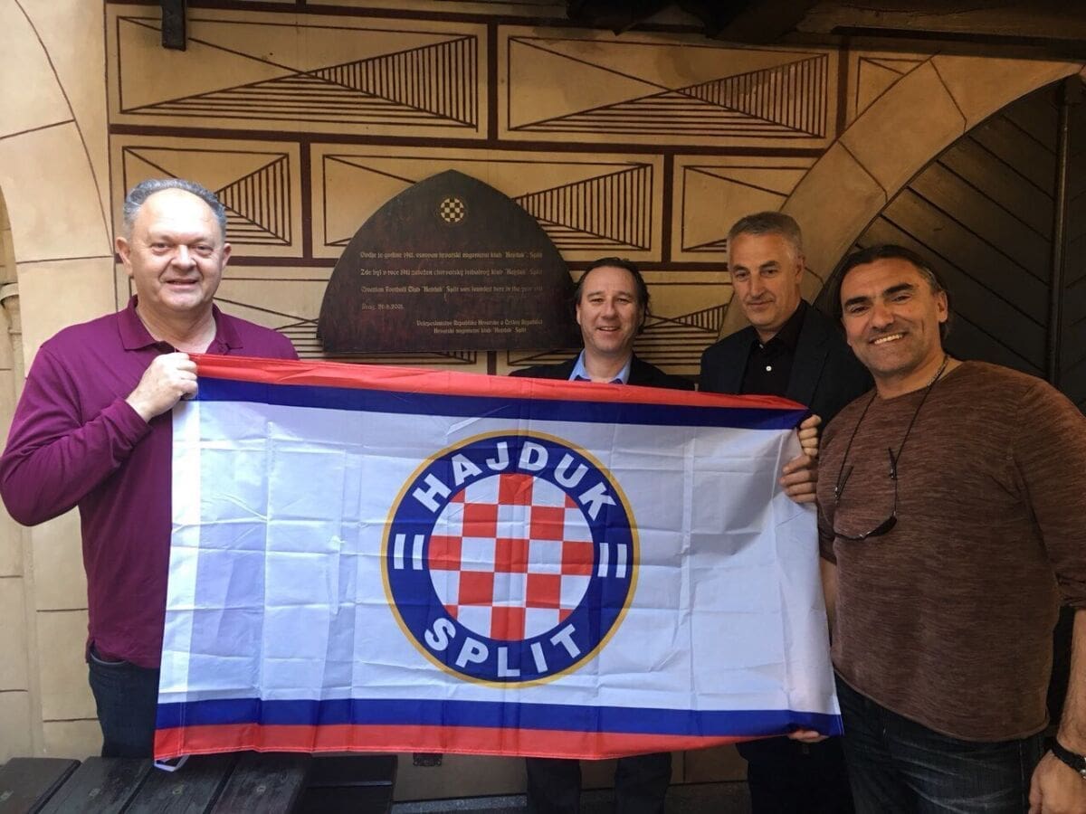 Čelnici splitskog Sveučilišta "U Fleku" proslavili povijesni uspjeh s Hajdukovom zastavom