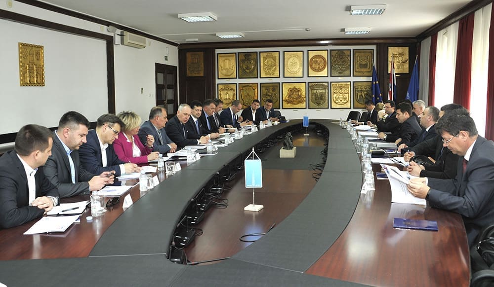 U Banovini održan radni sastanak na temu brze željezničke linije Zračna luka Split - Trajektna luka