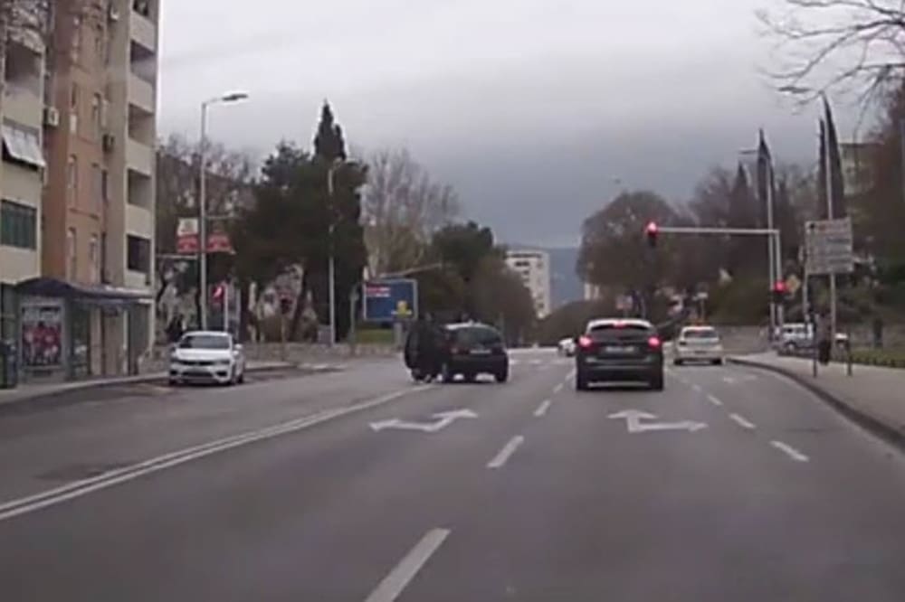 NESEBIČAN ČIN Splićanin pretrčao cestu i pomogao vozaču u nevolji