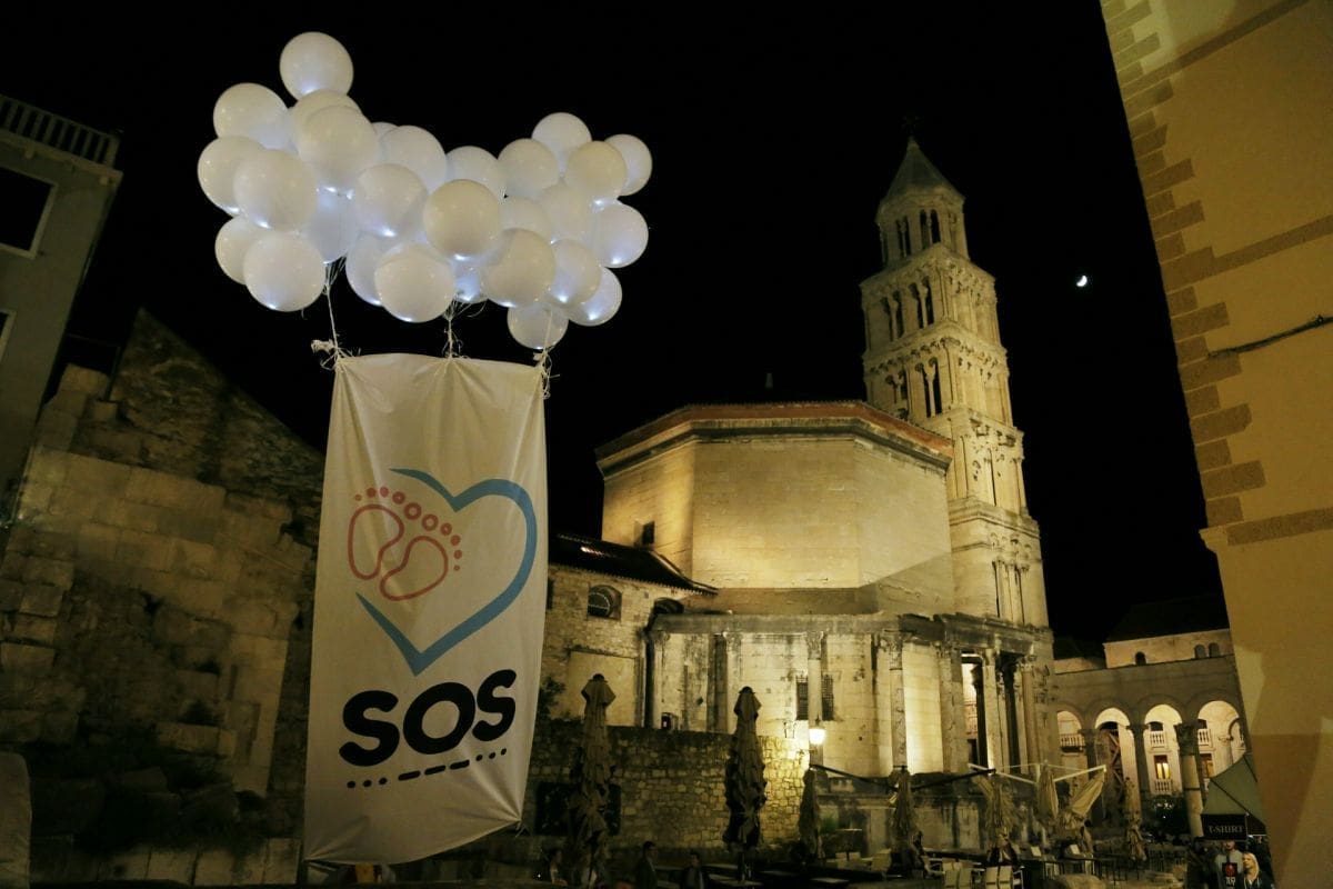 40 bijelih balona u centru Splita za 40. obljetnicu donošenja Zakona o pobačaju