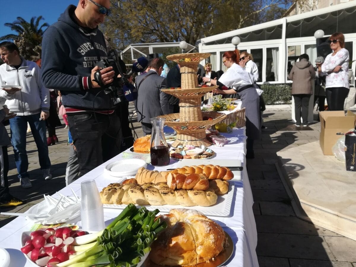 uskrsnji_dorucak_makarska(1)